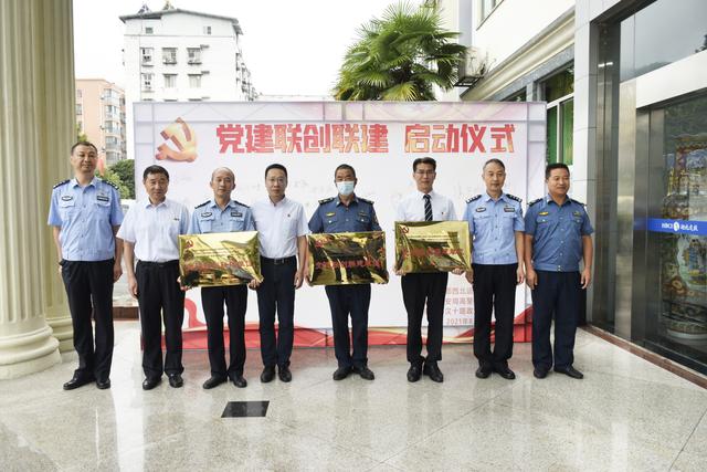 一路三方聚合力 攜手共建保平安——鄂西北高速公路開啟“‘警路企’黨建聯(lián)創(chuàng)聯(lián)建”新模式
