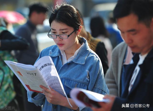 最“累人”的5個公務員單位，加班多壓力大，你知道幾個呢？（公務員累嗎加班多嗎）