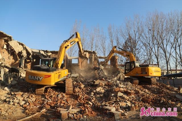濟南長清區城管局依法拆除1000余平米違建房屋（濟南長清區城管局依法拆除1000余平米違建房屋）