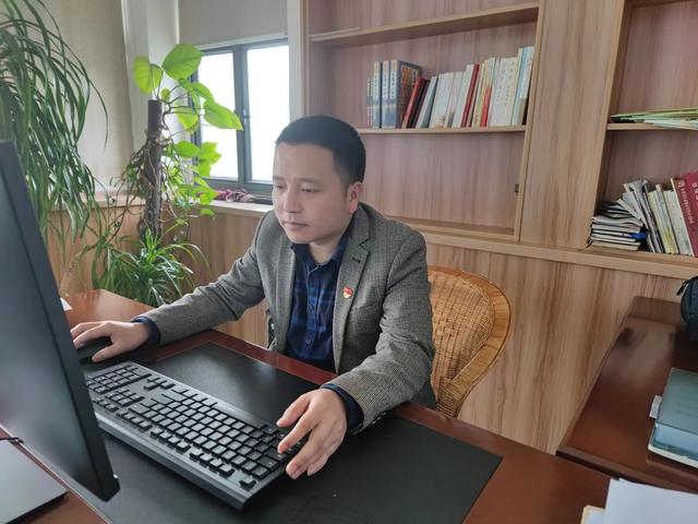 打造模范機關，“崇”我做起：各單位黨組織書記承諾踐諾（以模范機關創建為引領）