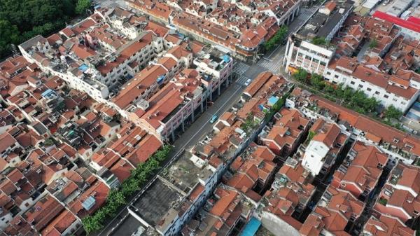 繼續(xù)探索、走在前頭，上海走出超大城市基層黨建新路（上海在健全城市基層黨建探索中強(qiáng)調(diào)）
