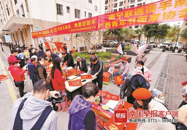 南國早報連續兩日舉辦新春送福氣活動，居民拿到春聯和福字笑開顏