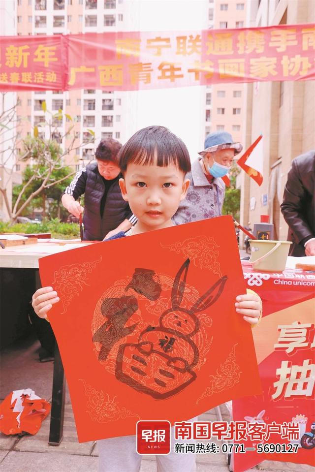 南國早報連續兩日舉辦新春送福氣活動，居民拿到春聯和福字笑開顏