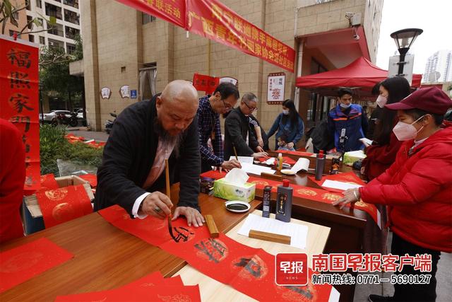 南國早報連續兩日舉辦新春送福氣活動，居民拿到春聯和福字笑開顏