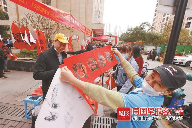 南國早報連續兩日舉辦新春送福氣活動，居民拿到春聯和福字笑開顏