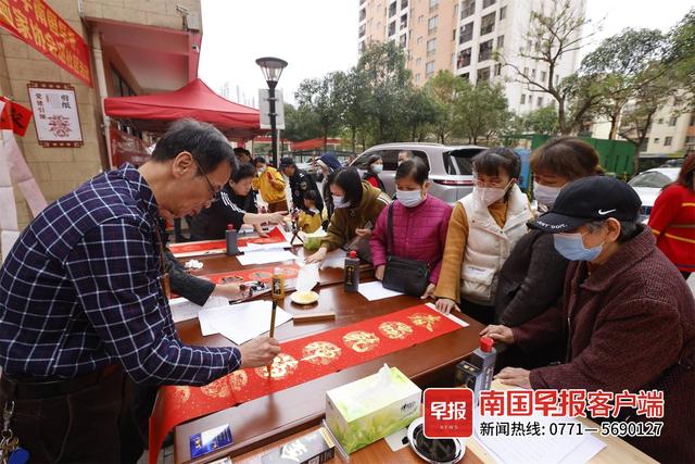 南國早報連續兩日舉辦新春送福氣活動，居民拿到春聯和福字笑開顏