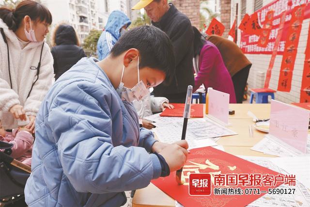 南國早報連續兩日舉辦新春送福氣活動，居民拿到春聯和福字笑開顏