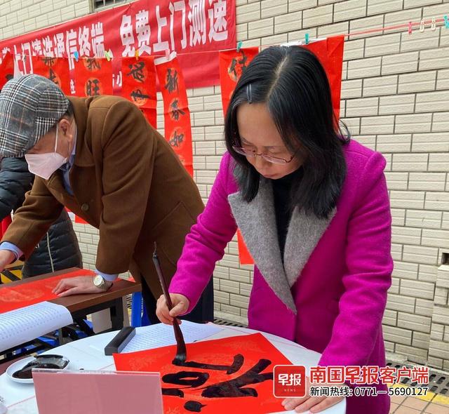 南國早報連續兩日舉辦新春送福氣活動，居民拿到春聯和福字笑開顏