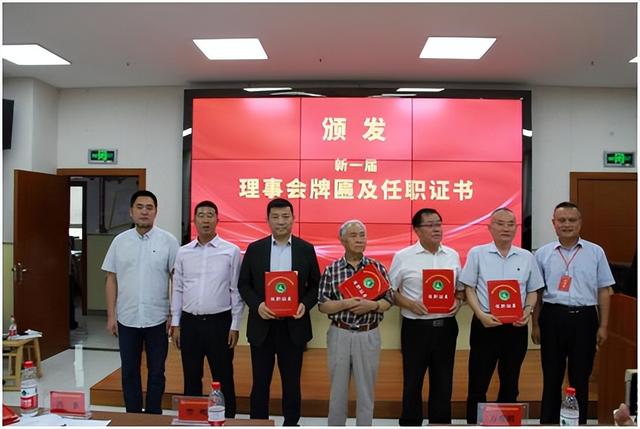 昆明盤龍區民辦教育協會換屆，選舉繆果章當選第四屆理事會會長