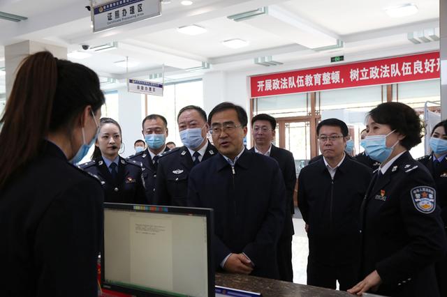 王秋實同志深入市公安局出入境管理局調(diào)研指導(dǎo)機關(guān)黨建工作