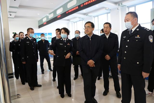 王秋實同志深入市公安局出入境管理局調(diào)研指導(dǎo)機關(guān)黨建工作