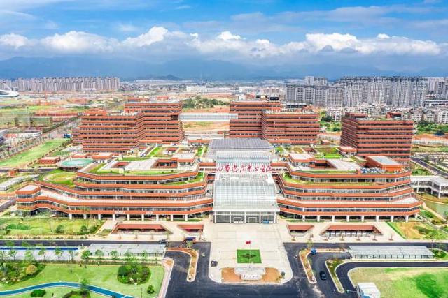 總投資約30億元！兩位院士現(xiàn)場參會！——中建八局承建的四省邊際中心醫(yī)院正式啟用