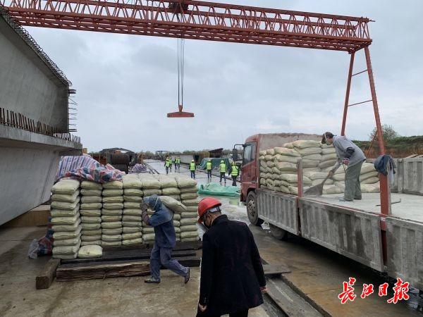 與時(shí)間賽跑，109名建設(shè)者一線施工全力追進(jìn)度