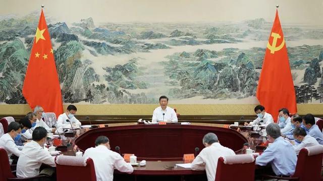 習近平：領導干部要成為經濟社會管理的行家里手