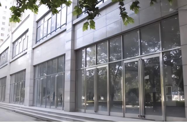 中央撥款了4000多萬的資金，七年建造了三個項目，全部爛尾（中央撥款5700億）