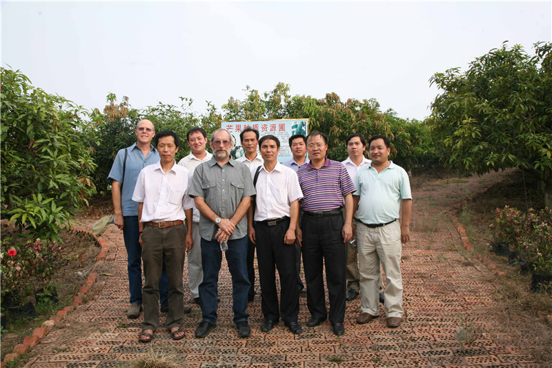 美國佛羅里達大學和中國熱帶農業科學院的專家在參觀芒果種質圃.jpg