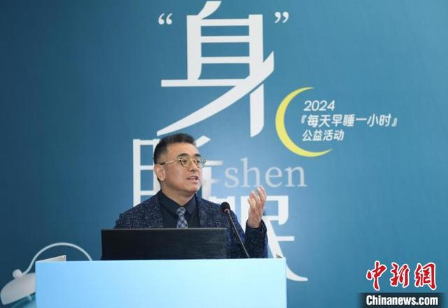 中新健康丨玩手機、愛熬夜 專家科普大學生如何“睡好覺”（大學生熬夜玩手機的危害）