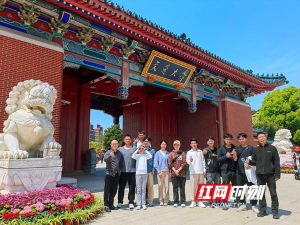 走進(jìn)實(shí)驗(yàn)室 - “智創(chuàng)實(shí)驗(yàn)室”和它“不泡吧，只泡辦公室”的掌門人