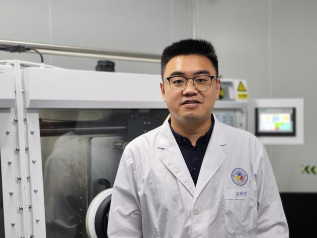 廈大團隊造出綠光鈣鈦礦發光二極管，外量子效率突破30%（鈣鈦礦發光二極管原理）