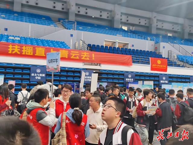 2萬名高中生賞櫻花逛武大，跟隨院士走進(jìn)科學(xué)世界（武漢大學(xué)賞櫻花作文）