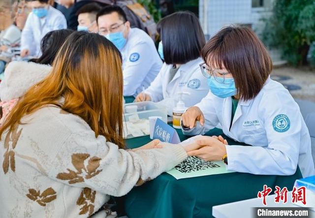 中新健康丨玩手機、愛熬夜 專家科普大學生如何“睡好覺”（大學生熬夜玩手機的危害）