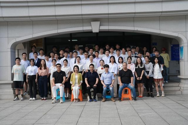 廈大團隊造出綠光鈣鈦礦發光二極管，外量子效率突破30%（鈣鈦礦發光二極管原理）