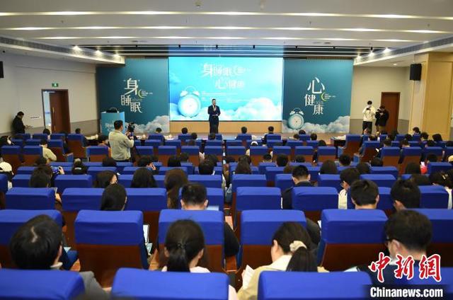 中新健康丨玩手機、愛熬夜 專家科普大學生如何“睡好覺”（大學生熬夜玩手機的危害）