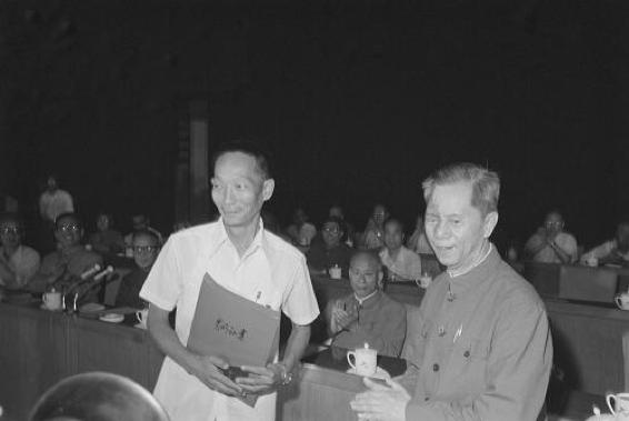 百年瞬間丨袁隆平榮獲新中國第一個特等發明獎（1981年6月6日袁隆平榮獲我國第一個特等發明獎）