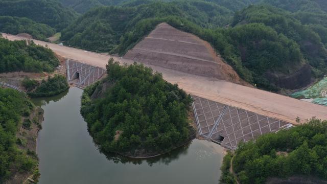 創新工藝和管理體系，平益高速這兩個標段拿下全線七個“第一”