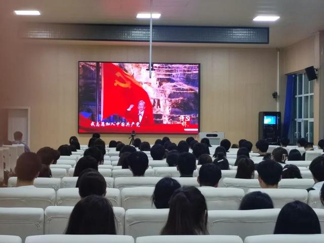 經(jīng)濟(jì)管理學(xué)院黨總支開展“忠誠(chéng)固根本、建功新突破”主題黨日活動(dòng)