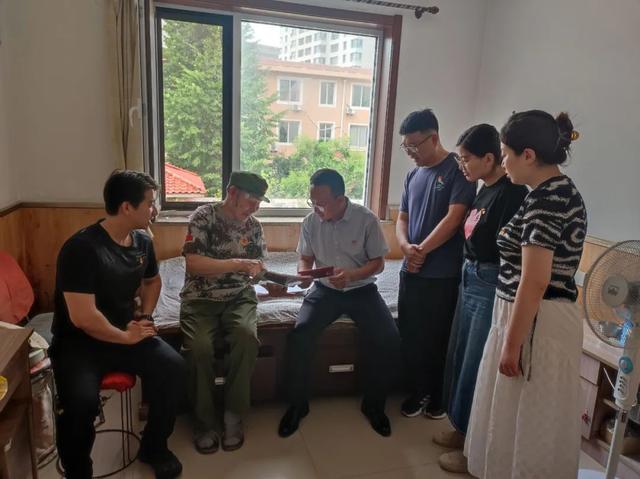經(jīng)濟(jì)管理學(xué)院黨總支開展“忠誠(chéng)固根本、建功新突破”主題黨日活動(dòng)