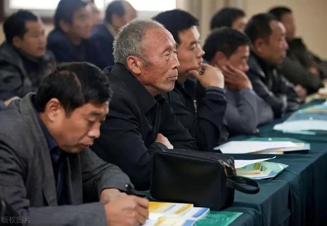 村干部開始“職業化”，實行值班坐班制，好事還是壞事？（村干部坐班值班制度實行）
