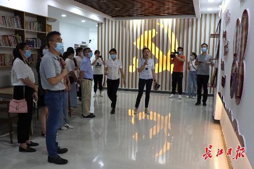 江岸區(qū)146個社區(qū)（村）基層治理引入“百步亭經(jīng)驗”，服務意識更強烈、志愿隊伍更豐富、物業(yè)服務更充實