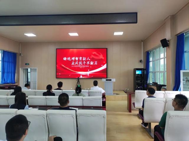 經(jīng)濟(jì)管理學(xué)院黨總支開展“忠誠(chéng)固根本、建功新突破”主題黨日活動(dòng)