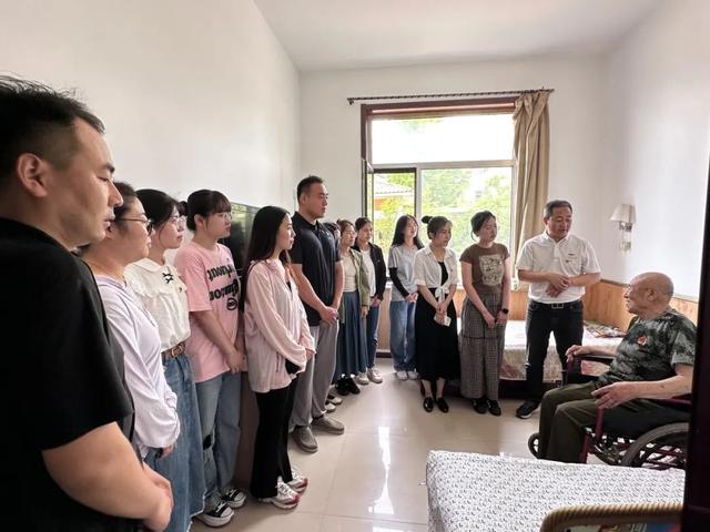 經(jīng)濟(jì)管理學(xué)院黨總支開展“忠誠(chéng)固根本、建功新突破”主題黨日活動(dòng)