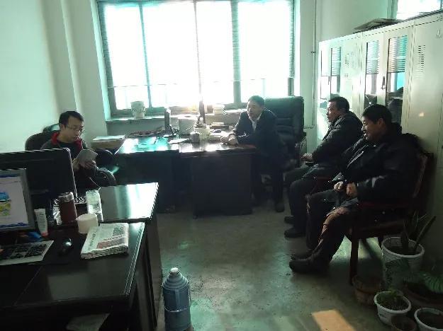村干部開始“職業化”，實行值班坐班制，好事還是壞事？（村干部坐班值班制度實行）